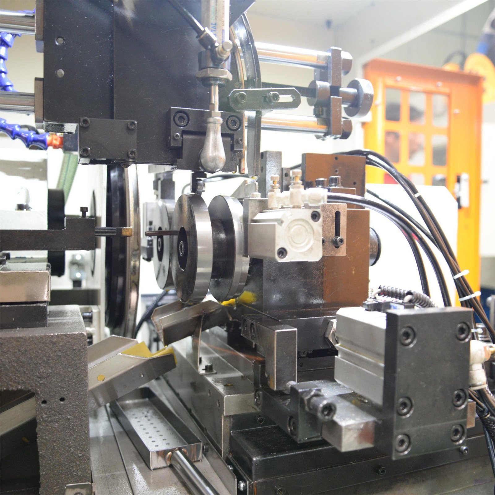 Automatic Car Spare Parts Exhaust Valve Rod End Face Grinding Machine - Image 6