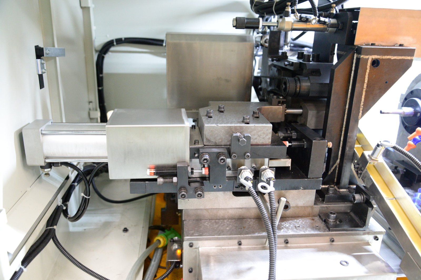 Fully Automatic Hydraulic Tappet Ball End Grinder Machine/Grinding Machine/CNC Machine - Image 2