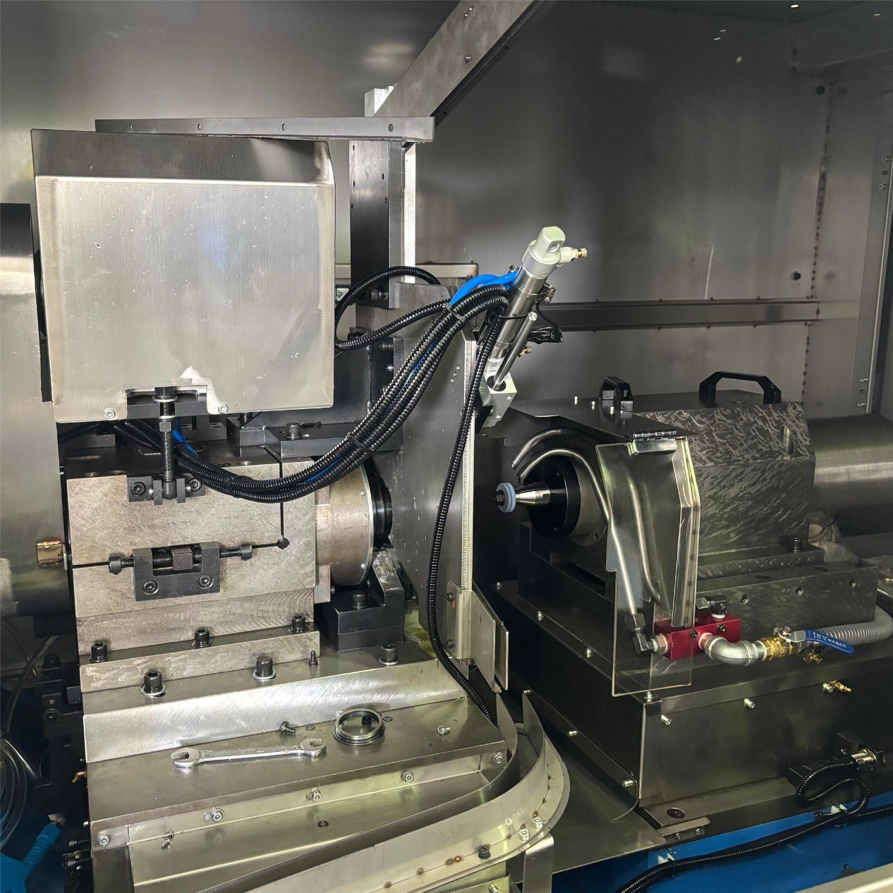 Fully automatic ring cup bore grinder