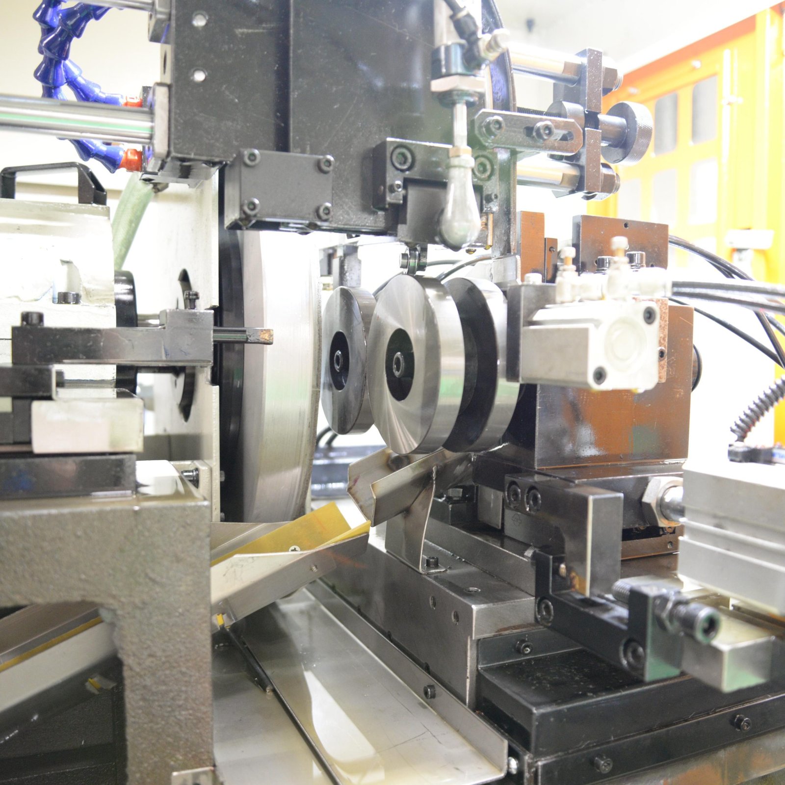 Automatic Car Spare Parts Exhaust Valve Rod End Face Grinding Machine - Image 2